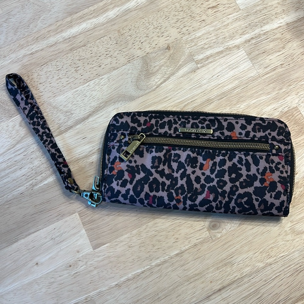 Travelon Wallet wristlet taupe pink animal print with zipper RFID Leopard